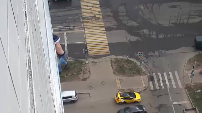 В Москве любитель селфи чуть не выпал из окна дома, нарушив самоизоляцию - piter.tv - Москва