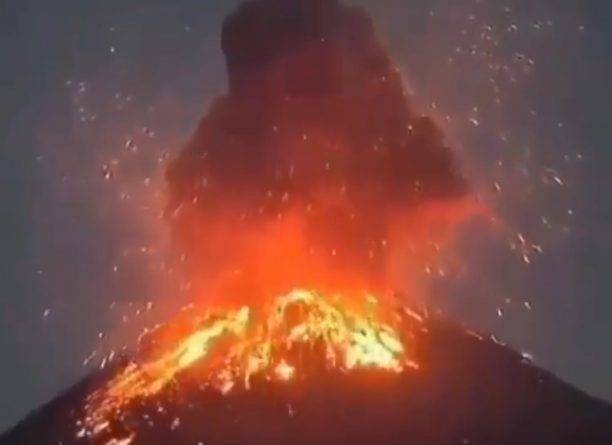 В Индонезии началось извержение всемирно известного вулкана Анак-Кракатау - usa.one - Индонезия