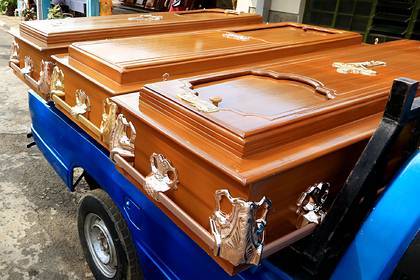 Восемь приятелей сымитировали похороны ради путешествия во время карантина - lenta.ru - Кения - Найроби