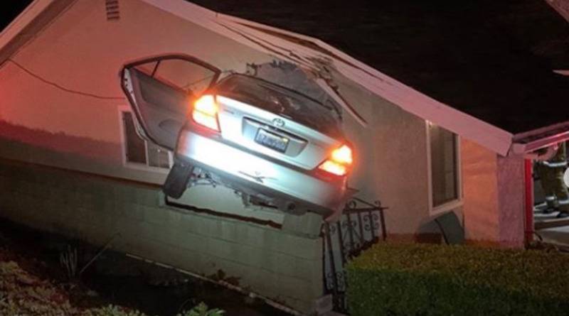 В Лос-Анджелесе водитель потерял управление: машина «взлетела» и врезалась в дом (фото) - usa.one - Лос-Анджелес - штат Калифорния - state California