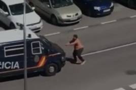 Полуголый испанец напал с мечами на полицию в Мадриде из-за заражения COVID-19 - vm.ru - Испания - Мадрид - Madrid
