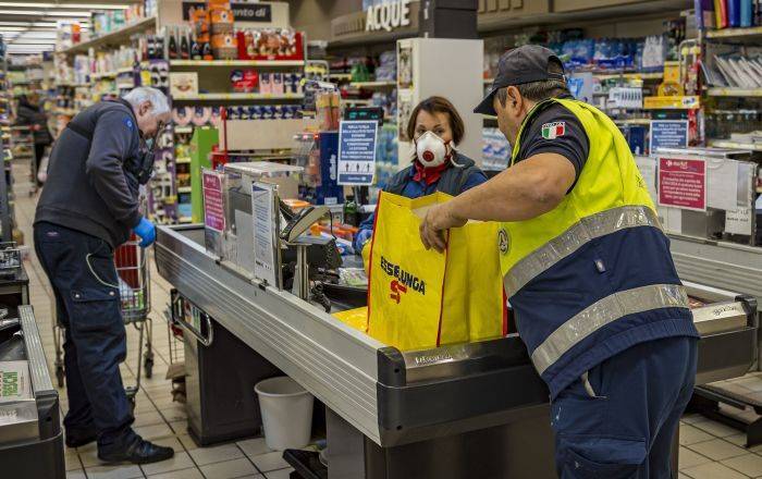 Подвешенные корзины: итальянцы помогают нуждающимся во время пандемии - sputnik.by - Италия - Минск - Неаполь