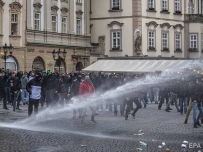 В Праге футбольные и хоккейные фанаты бунтовали против коронавирусных ограничений, полиция применила водомет - gordonua.com - Прага - Чехия - Prague