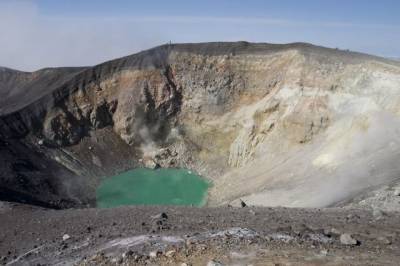 Вулкан Эбеко на Курилах выбросил столб пепла высотой два километра - aif.ru - Россия