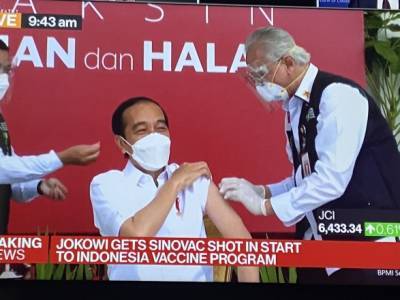 Джоко Видодо - Президент Индонезии сделал прививку от коронавируса первым в стране - unn.com.ua - Киев - Индонезия
