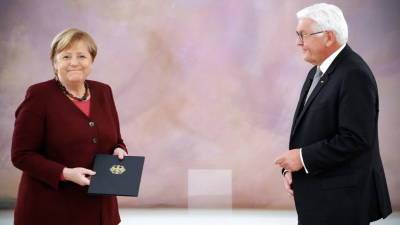 Ангела Меркель - Штайнмайер Франк-Вальтер - «Эти годы были беспрецедентными»: президент ФРГ вручил Меркель уведомление об окончании ее полномочий - mir24.tv - Германия
