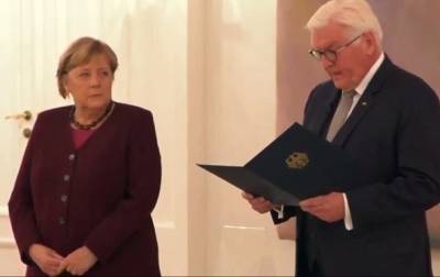 Ангела Меркель - Штайнмайер Франк-Вальтер - Меркель получила документ об увольнении с поста канцлера - vchaspik.ua - Украина - Германия