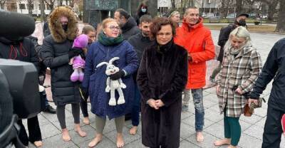В Вильнюсе босые женщины протестовали у здания правительства Литвы за права детей - anna-news.info - Вильнюс - Литва
