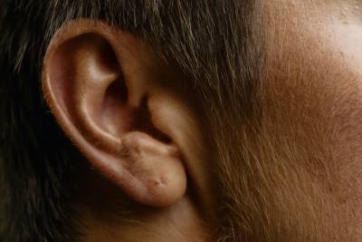 Врачи сообщили о частых проблемах со слухом у пациентов с коронавирусом - vm.ru - штат Массачусетс