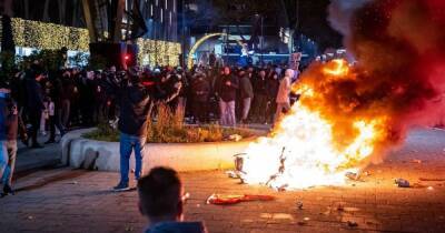 Сожженные авто и водометы: в Нидерландах COVID-протесты переросли в беспорядки (ВИДЕО) - dsnews.ua - Голландия