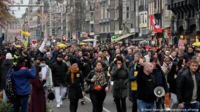 В Европе прошли масштабные протесты против ограничений в связи с пандемией COVID-19. ВИДЕО - enovosty.com - Италия