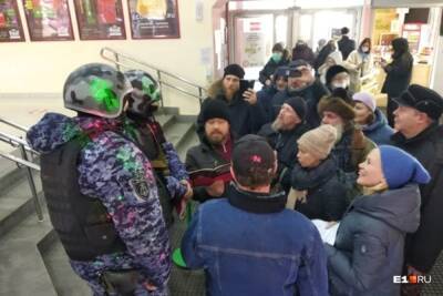 В Екатеринбурге на 12 суток арестовали активистов, протестовавших против QR-кодов в ТЦ - znak.com - Екатеринбург - Первоуральск