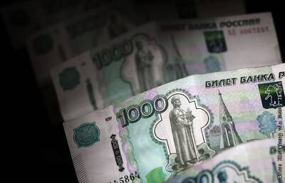Рубль активно падает к доллару и евро на фоне обвала нефти и бегства инвесторов - interfax.ru - Москва - Сша