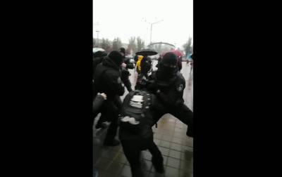 В Запорожье произошла стычка антивакцинаторов с полицией - korrespondent.net - Украина - Запорожье