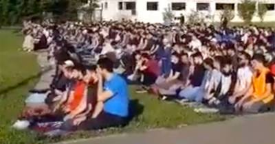Мигранты вышли молиться на улицы Москвы и попросили о строительстве мечети - moslenta.ru - Москва