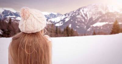 Трихолог рассказала, как поддержать здоровье волос во время морозов - ren.tv