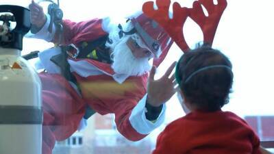 Барселона: Санта-Клаус спустился с крыши - ru.euronews.com - Россия - Украина - Евросоюз - Бирма