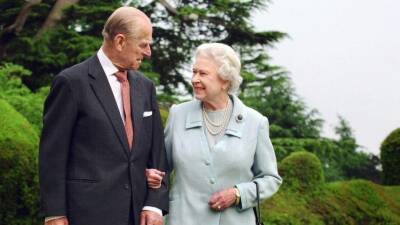 королева Елизавета II (Ii) - принц Филипп - Елизавета II планирует провести особую службу в память о принце Филиппе - 5-tv.ru - Англия