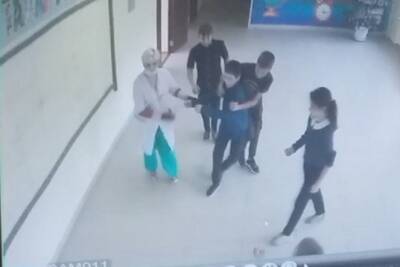 «Я тебя сейчас так привью!»: в Тобольске врач избила ребенка отказавшегося прививаться из-за медотвода - bloknot.ru - Тобольск