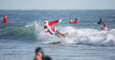400 Санта-Клаусов катались по волнам пляжа Флориды в рамках благотворительной акции (видео) - focus.ua - Украина - Сша - штат Флорида