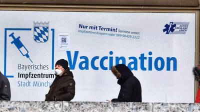 Александр Шалленберг - Несколько стран задумались о введении обязательной вакцинации - iz.ru - Австрия - Израиль