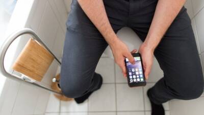 Медики предупредили о вреде использования смартфона в туалете - 5-tv.ru