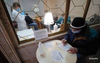 Виктор Петров - В Ужгороде анонимно вакцинировались 200 медиков с фейковыми сертификатами - korrespondent.net - Украина - Ужгород