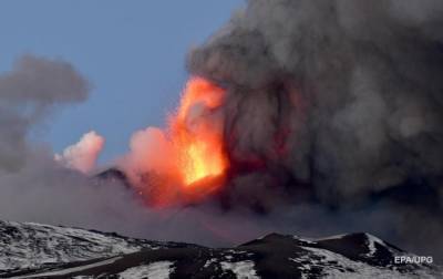 На Сицилии продолжается извержение вулкана Этна - korrespondent.net - Италия