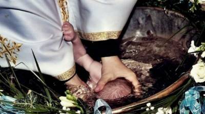 В Румынии шестинедельный младенец утонул во время обряда крещения - e-w-e.ru - Румыния