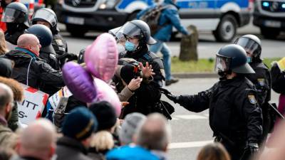 Немецких протестующих разогнали газом, нидерландских – водой - vesti.ru - земля Гессен