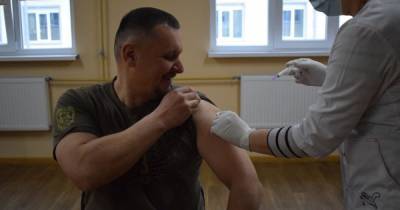 В Сухопутных войсках ВСУ началась вакцинация от коронавируса: кто получил прививку (фото) (7 фото) - tsn.ua