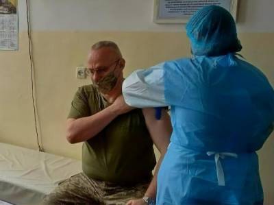 Руслан Хомчак - Хомчак вакцинировался от коронавируса на Донбассе вместе с военными - gordonua.com