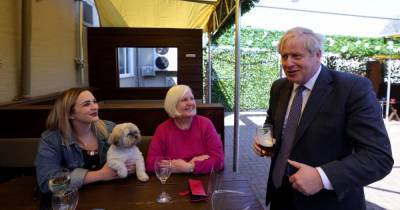Борис Джонсон - Улыбающийся премьер Британии выпил в пабе пива за ослабление локдауна - tsn.ua - Англия
