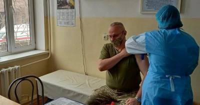 Руслан Хомчак - Хомчак вакцинировался от коронавируса в военном госпитале (фото) - focus.ua