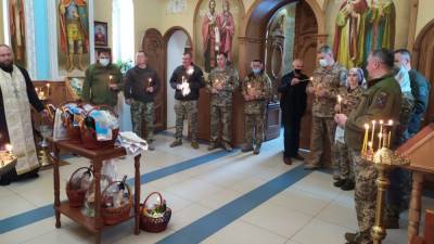 Руслан Хомчак - Украинские военные в ООС празднуют Пасху: фото - 24tv.ua