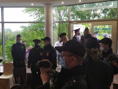 Полиция поупражнялась в устном счете на "Земском съезде" и задержала Юлию Галямину - sobesednik.ru - Великий Новгород