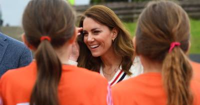 принц Уильям - Кейт Миддлтон - принц Луи - принц Джордж - принцесса Шарлотта - Кейт Миддлтон появилась на теннисном корте в украшении в честь своих детей (фото, видео) - focus.ua - Шотландия