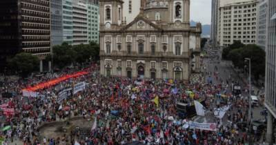 Полмиллиона смертей от COVID-19: бразильцы массово протестуют против бездействия власти (ФОТО) - dsnews.ua - Бразилия