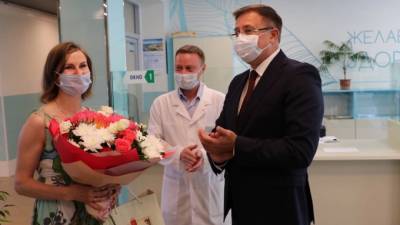 Жительнице Пушкина за прививку от коронавируса вручили iPhone 12 - piter.tv
