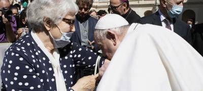 Франциск - Йозеф Менгеле - Папа поцеловал татуировку узницы Освенцима - obzor.lt - Ватикан