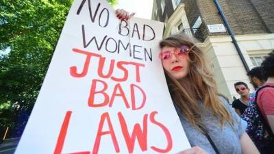 Германия - Видео: толпа берлинских проституток вышла на марш против безработицы - 5-tv.ru - Берлин