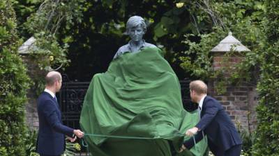 принц Гарри - королева Елизавета II (Ii) - принц Уильям - принцесса Диана - Принцы Уильям и Гарри открыли памятник принцессе Диане в Лондоне: фоторепортаж - vesty.co.il - Лондон - Израиль
