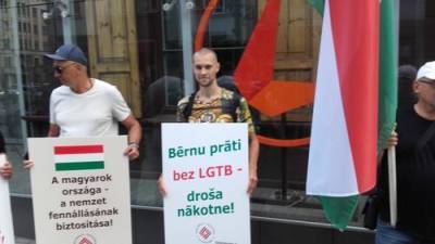 Балтийский прайд: в Риге прошел пикет у посольства Венгрии - argumenti.ru - Латвия - Венгрия - Рига