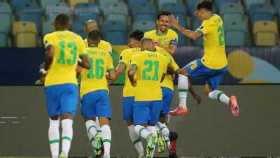 Сборная Бразилии в меньшинстве обыграла Чили и вышла в полуфинал Кубка Америки - gazeta.ru - Бразилия - Чили - Рио-Де-Жанейро