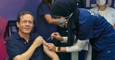 Нафтали Беннетт - Израиль начал вакцинировать третьей дозой людей старше 60 лет: первым стал президент - dsnews.ua - Израиль - Тель-Авив - Гана