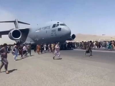 Грузовой самолет США со 134 местами вывез из Кабула 640 афганцев за раз (фото) - rosbalt.ru - Сша - Катар - Афганистан