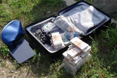 Так торопился, что забыл: мужчина оставил на обочине чемодан с 15 миллионами - bloknot.ru - Биробиджан
