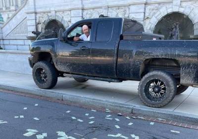 Джон Байден - В Вашингтоне мужчина угрожает взорвать свой автомобиль у Капитолия, если с ним не поговорит президент Джо Байден - argumenti.ru - Сша - Вашингтон - Вашингтон