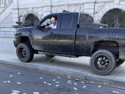 Джон Байден - Джо Байден - В Вашингтоне мужчина угрожает взорвать автомобиль возле капитолия - bloknot.ru - Сша - Вашингтон - Вашингтон
