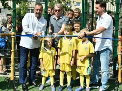 Андрей Павелко - Мальчикам с Троещины, которые пели гимн, построили новое футбольное поле - gordonua.com - Украина